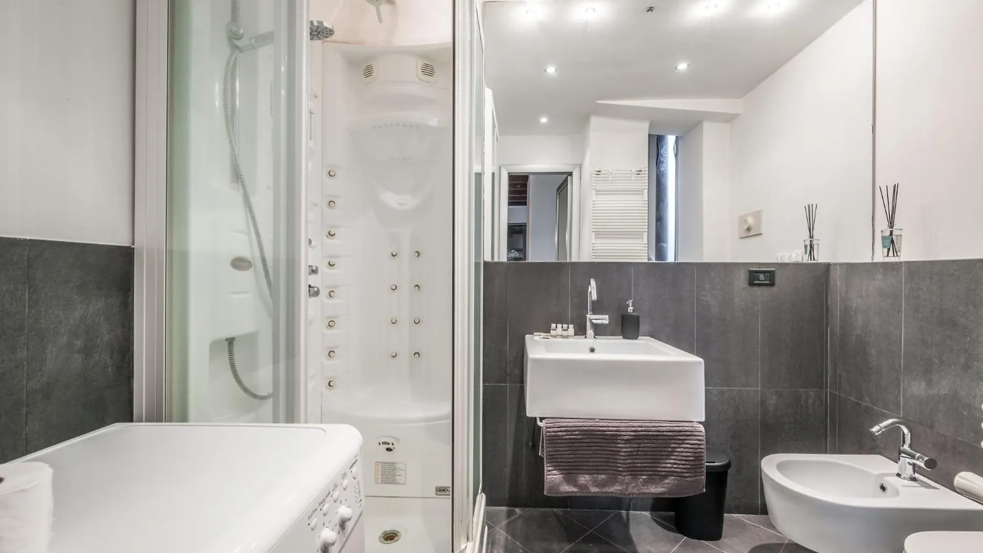 Vivimihome - Elegant Apartment 10 Minutes From The Duomo Milán 0*,
